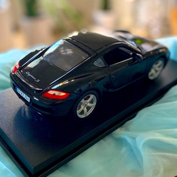 PORSHE CAYMAN S SPECIAL EDITION 
1/18 SCALE - Picture 2 of 6